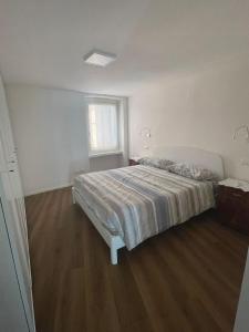 a bedroom with a bed and a window at Appartamento al Gallo con terrazzo in Arco