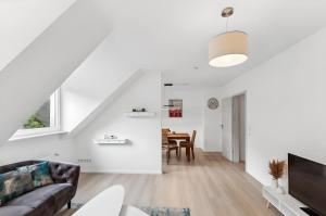 a living room with a couch and a table at Aarper Boutique Apartment I Messe, Airport, Netflix & Forest in Düsseldorf