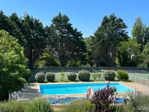 una piscina en un patio con árboles en Plages et Centre Ville à pieds..., en Quiberon