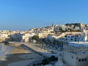 Una vista de una ciudad con playa y edificios. en Panta Calà, en Vieste