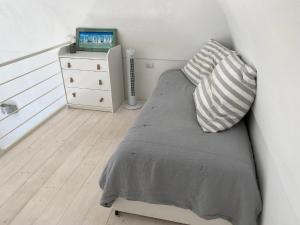 Un dormitorio pequeño con una cama y una cómoda. en Panta Calà, en Vieste 29 fotos más