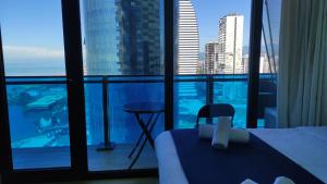 Cette chambre d'hôtel comprend un lit et offre une vue sur la ville. dans l'établissement Double room sea view, à Angisa