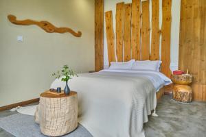 سرير أو أسرّة في غرفة في Nature Cure Village Lodge-婺源自在舍