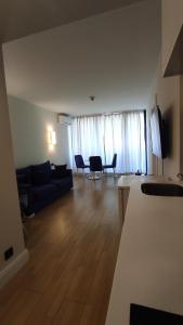 un salon avec un canapé, des chaises et une télévision dans l'établissement Double room sea view, à Angisa