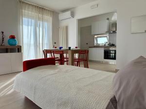 um quarto com uma mesa e cadeiras e uma cozinha em Attico al Sovrano - Nel cuore della Puglia! em Turi