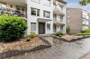 an apartment building with a courtyard with plants at Aarper Boutique Apartment I Messe, Airport, Netflix & Forest in Düsseldorf