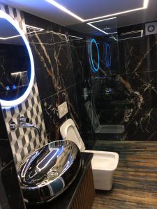 Koupelna v ubytování Rent Room 5 Rolandi Apartaments + 16 fotografií