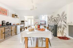 Kuchyň nebo kuchyňský kout v ubytování AUX 2 LACS chambres d'hôtes + 37 fotografií