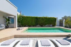 una piscina en el patio trasero de una casa en Niovis Villa, en Pastida