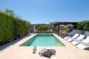 una piscina con tumbonas y una piscina en Niovis Villa, en Pastida