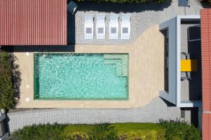 Una vista aérea de una piscina en un edificio. en Niovis Villa, en Pastida