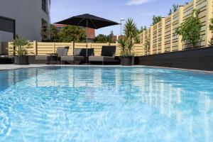 Basen w obiekcie Kracher Hotel Doppelzimmer - für maximal 4 Personen inklusive Pool lub w pobliżu
