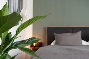 Łóżko lub łóżka w pokoju w obiekcie Kracher Hotel Doppelzimmer - für maximal 4 Personen inklusive Pool