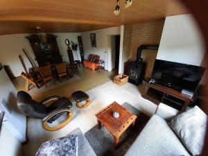 Posezení v ubytování Eldorstal-1-Ferienwohnung-in-Bad-Harzburg-mit-Hund-direkt-am-Nationalpark-1000-qm-Garten