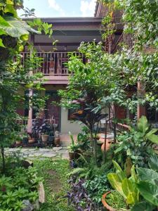 Κήπος έξω από το Lamour Guesthouse ละเมอ เกสต์เฮาส์ R-02