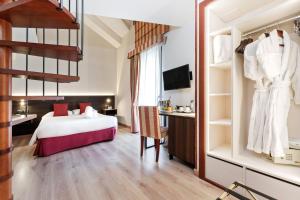 una camera d'albergo con un letto e una scrivania di Hotel Spa Termes Carlemany ad Andorra la Vella