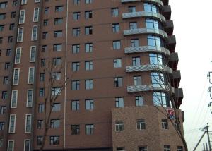 a tall apartment building with a spiral at Jinjiang Inn Datong Pingcheng Bridge in Datong