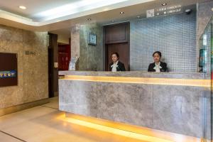 two women sitting at a counter in a restaurant at Jinjiang Inn Datong Pingcheng Bridge in Datong