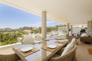Μπαλκόνι ή βεράντα στο Modern apartment, with large private terrace, BBQ and panoramic sea views, in Residencial Botanic, Benahavis