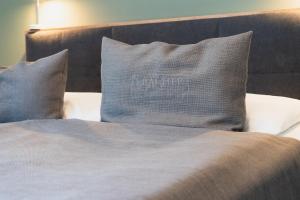 Łóżko lub łóżka w pokoju w obiekcie Kracher Hotel Doppelzimmer - für maximal 4 Personen inklusive Pool