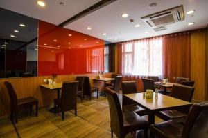 a restaurant with tables and chairs in a room at Jinjiang Inn Datong Pingcheng Bridge in Datong