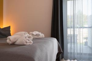 Łóżko lub łóżka w pokoju w obiekcie Kracher Hotel Doppelzimmer - für maximal 4 Personen inklusive Pool