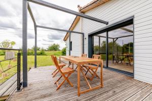 Balkón nebo terasa v ubytování Maison en bois Verte Vigne - Calme - Ecologique