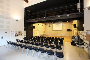 シノンにあるVillage Vacances Les Fontenilsの椅子・スクリーンが設置された空講堂