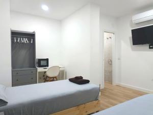 Telewizja i/lub zestaw kina domowego w obiekcie Casa de Huéspedes 12 Octubre Rooms