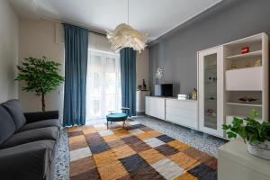 a living room with a couch and a table at L'affaccio sulla Piazza in Avezzano