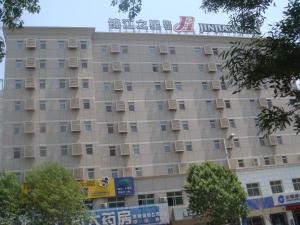 un grand bâtiment avec un panneau en haut dans l'établissement Jinjiang Inn Shenyang Army General Hospital, à Shenyang