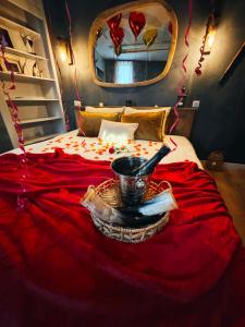 Giường trong phòng chung tại L'Evasion Scandinave, SPA XXL, Écran cinéma, Lit king size, day use, 10 min centre