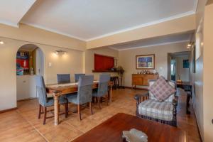 Η κουζίνα ή μικρή κουζίνα στο Glenashley Beach Accommodation - B&B and Backpackers