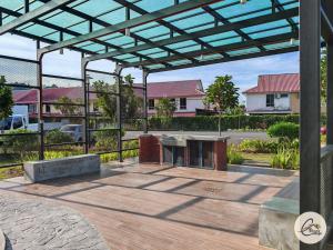 une pergola avec une table de pique-nique sur une terrasse dans l'établissement Trival Blessing Cottage Homestay Sri Indah Sandakan, à Sandakan