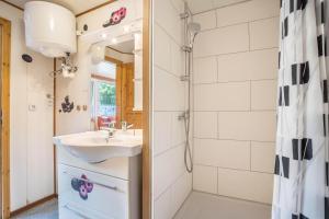 a bathroom with a sink and a shower at Bungalow Seeschwalbe, Nr 7 in Dranske +15 photos