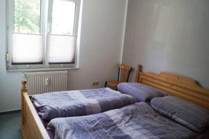 2 letti in una camera da letto con due finestre di Nordlicht - nahe der Kurstraße und dem Reha Zentrum a Graal