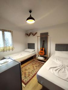 Postel nebo postele na pokoji v ubytování 2 single Bedroom Tirana