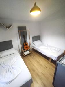 Postel nebo postele na pokoji v ubytování 2 single Bedroom Tirana