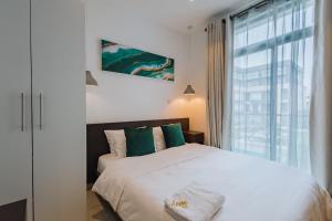 The Avery Studio at Embassy Gardens, Cantonments في آكرا: غرفة نوم بها سرير ونافذة كبيرة