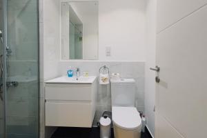 The Avery Studio at Embassy Gardens, Cantonments في آكرا: حمام أبيض مع مرحاض ومغسلة +14 صورة