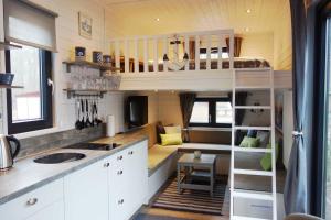 Kuchyň nebo kuchyňský kout v ubytování Tiny House Ankerplatz auf dem Ostseecamp Graal-Müritz