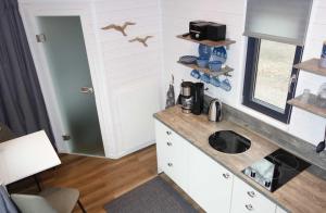 Kuchyň nebo kuchyňský kout v ubytování Tiny House Ankerplatz auf dem Ostseecamp Graal-Müritz