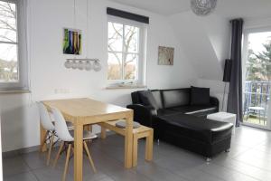 GraalにあるVilla Quisisana in der Kurstraße 2 OGのテーブルとソファのあるリビングルーム