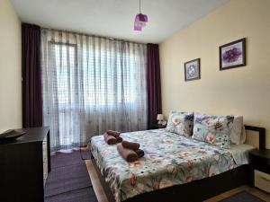 een slaapkamer met een bed met handdoeken erop bij La casa di Nora in Varna
