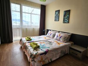 een slaapkamer met een bed met twee knuffels erop bij La casa di Nora in Varna