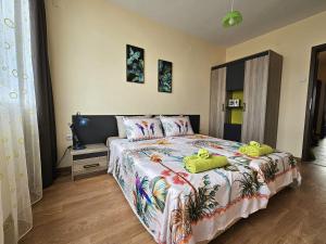 een slaapkamer met een bed met twee handdoeken erop bij La casa di Nora in Varna