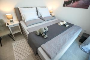 Postel nebo postele na pokoji v ubytování Villa Gabi with Heated Pool + 41 fotografií