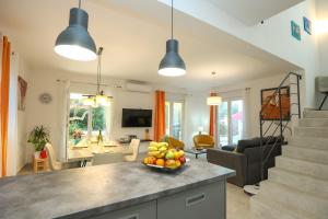 TV a/nebo společenská místnost v ubytování Villa Gabi with Heated Pool