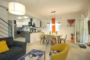 Kuchyň nebo kuchyňský kout v ubytování Villa Gabi with Heated Pool