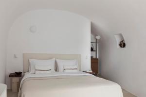 Giường trong phòng chung tại Canaves Ena - Small Luxury Hotels of the World